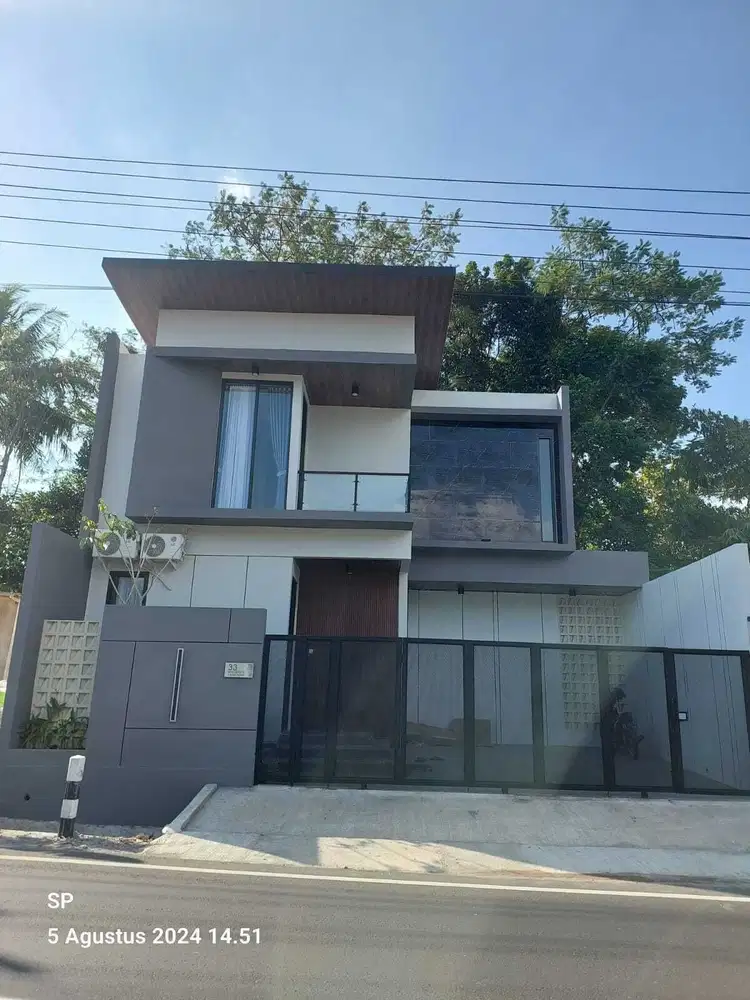 RUMAH MEWAH 2 LANTAI KONTEMPORER DI JALAN KAPTEN HARYADI NGAGLIK