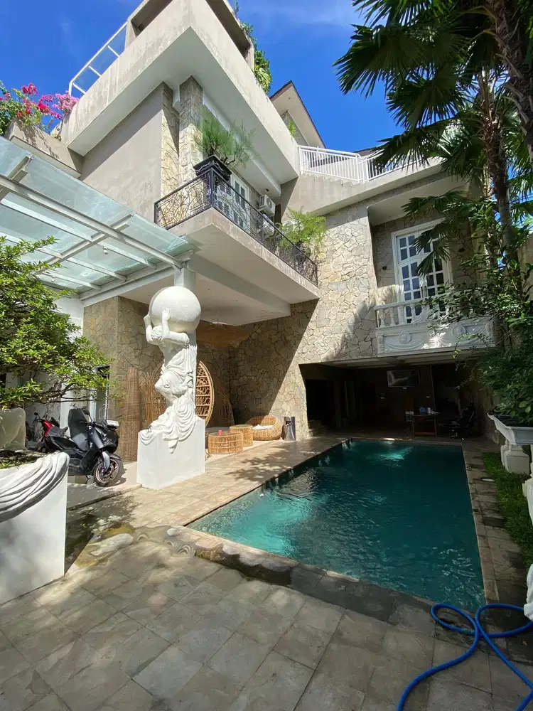 HUNIAN VILLA READY 4BR LOKASI TERBAIK FULLY FURNISHED DIJIMBARAN