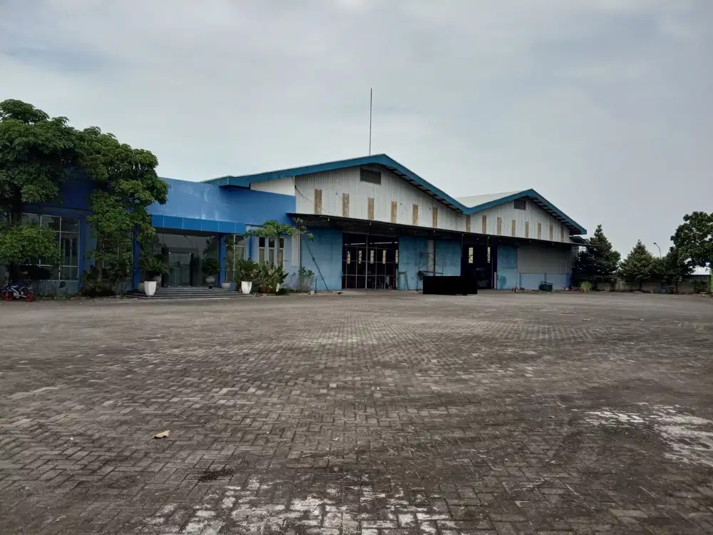 Dijual gudang raya ambeng2 dekat gate tol kebomas,gresik, halaman luas