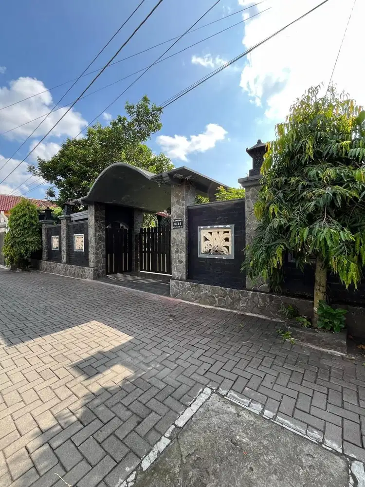 RUMAH MEWAH NYAMAN SEJUK DAN ASRI DENGAN TANAH LUAS DI JALAN DAMAI