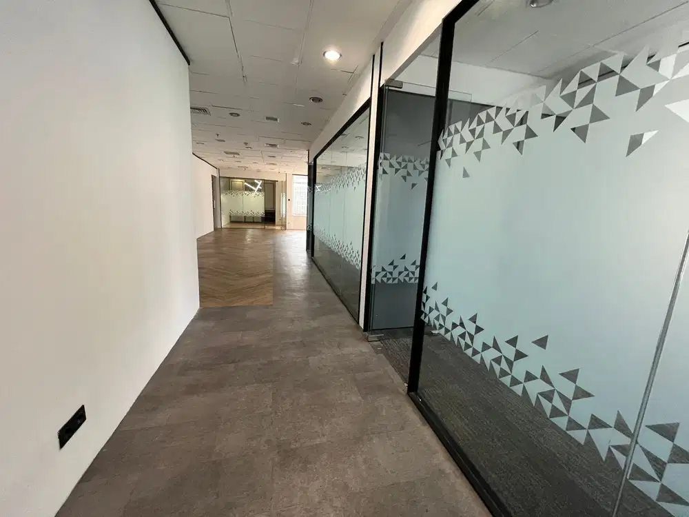 For Rent Kantor di Menara Sudirman SCBD 300 m2, Kondisi Sdh Partisi