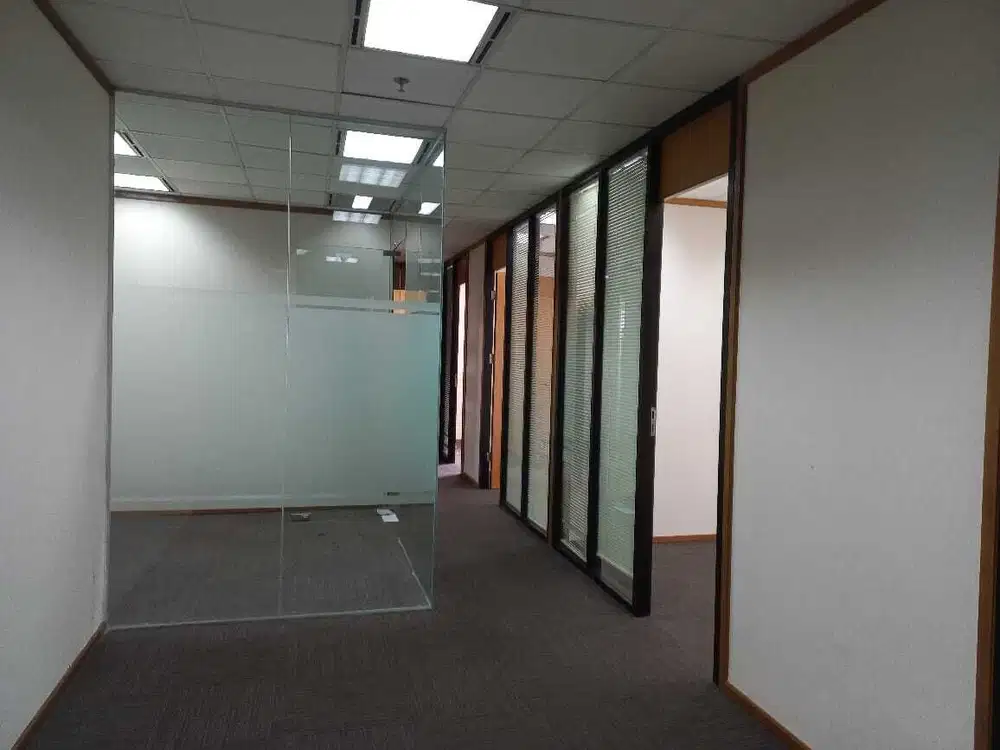 Sewa Kantor Menara Dea Luas 200 m2 Sudah Dipartisi Hrg Nego, Strategis