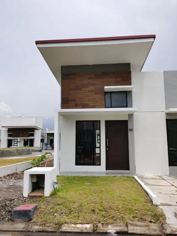 Dijual Cepat Rumah Hook di Central Raya, Tiban