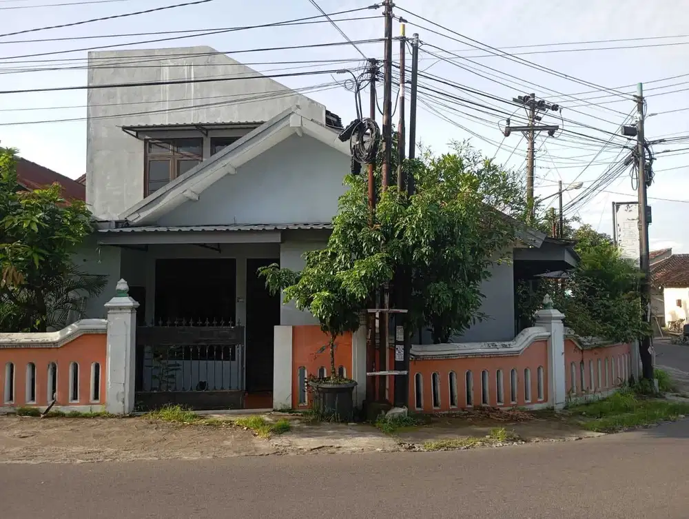 Rumah pribadi dan tempat usaha pinggir jalan utama maguwoharjo