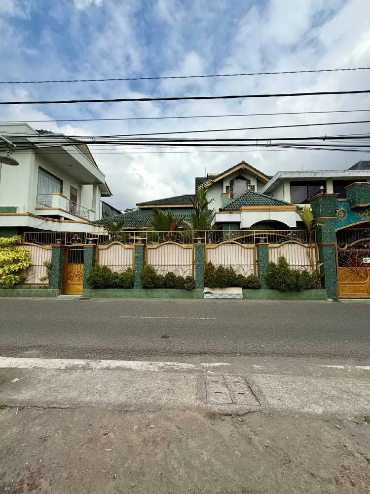 RUMAH MEWAH BANGUNAN KOKOH FULL FURNISHED 2 LANTAI DENGAN KOLAM RENANG