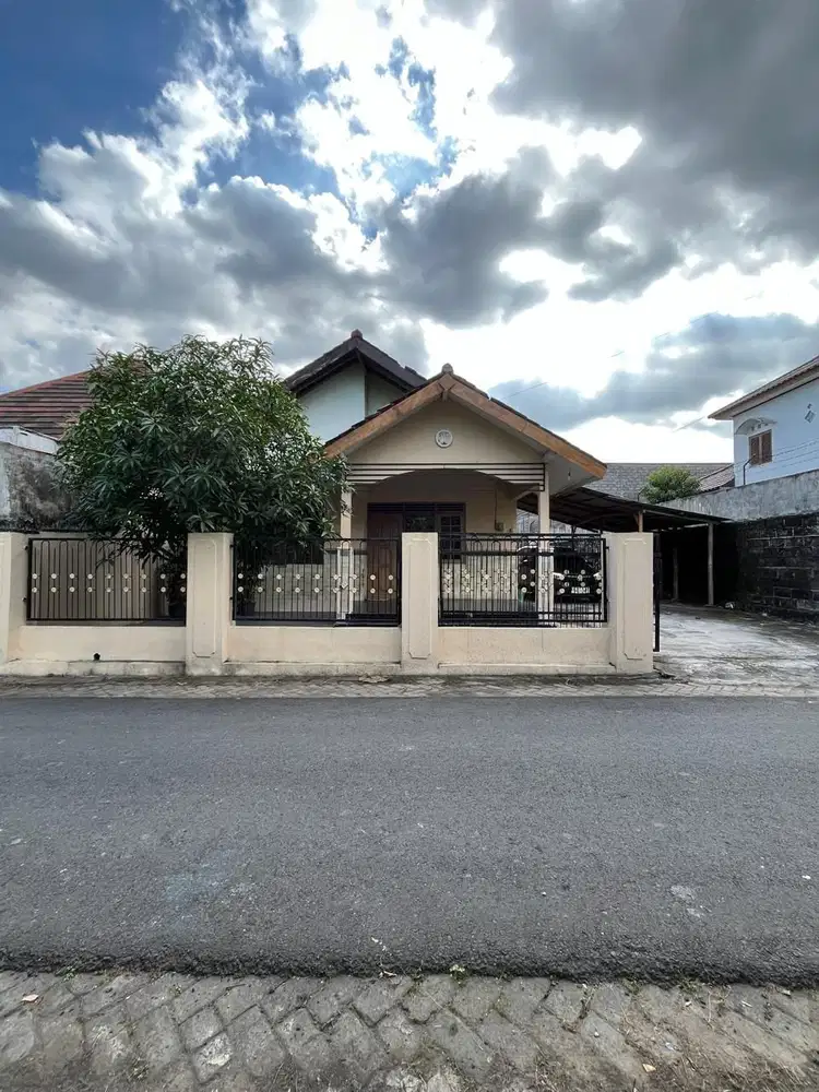 DI KONTRAKKAN 2 RUMAH COKLAT TENANG NYAMAN LUAS DI MAGUWOHARJO