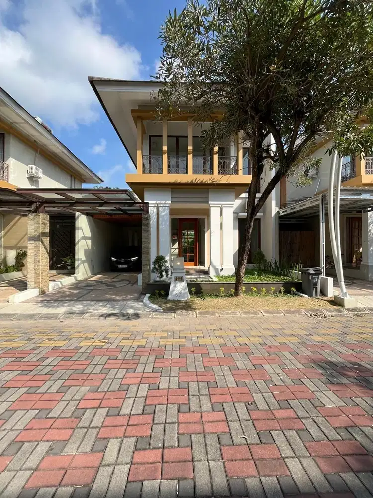 RUMAH MEWAH KLASIK MODERN 2 LANTAI DALAM PERUMAHAN ELITE DEKAT UGM
