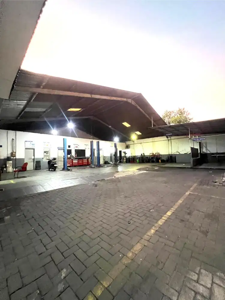 Murah Disewakan Ex Showroom Jalan Raya HR Muhammad, Surabaya Barat