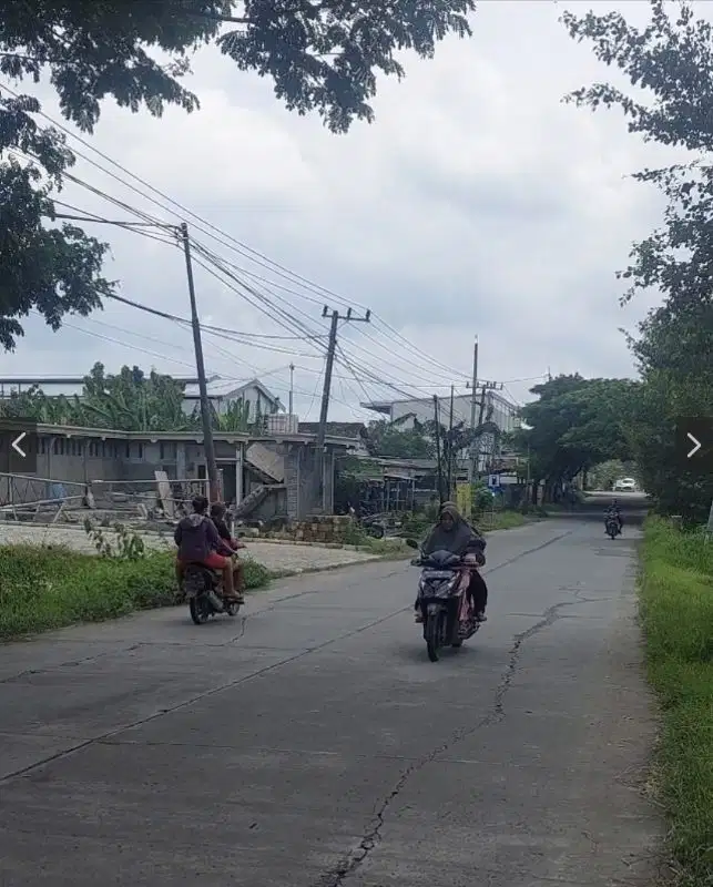 Tanah nol jalan raya berada di samping kiri pabrik baja dawar