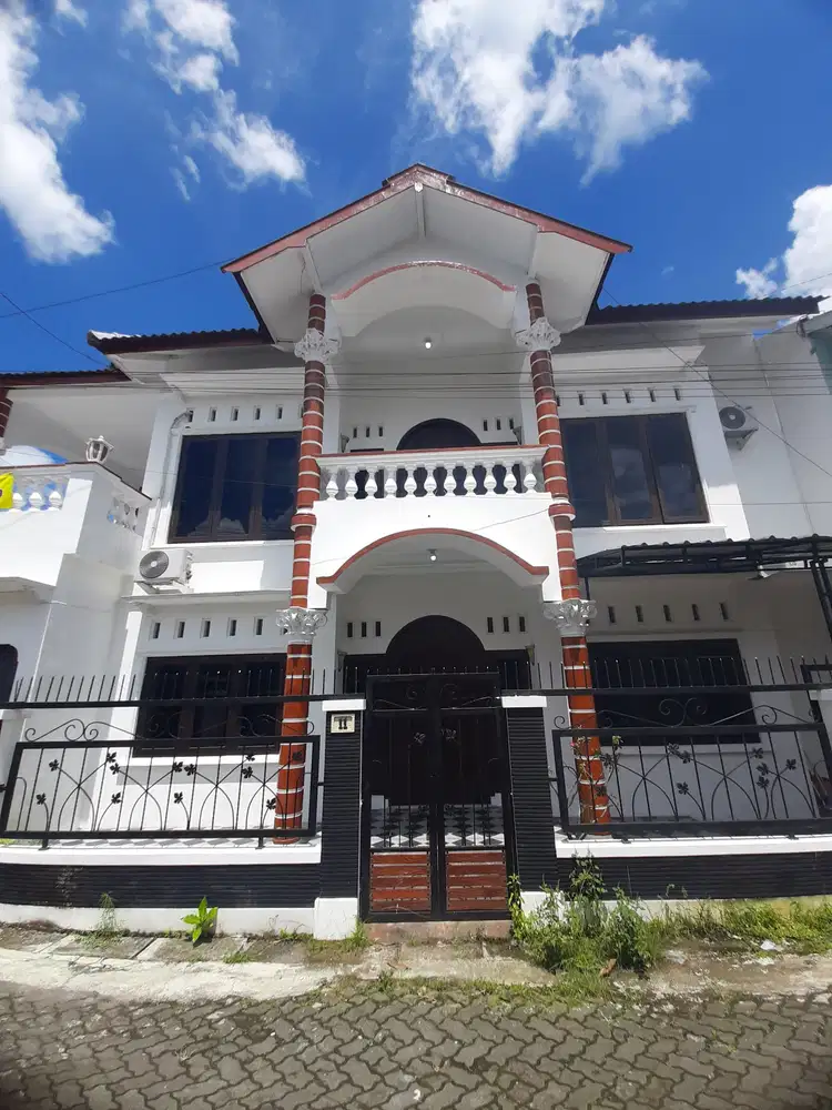 Rumah 2 Lantai Barat Lapangan Nogotirto Jogja