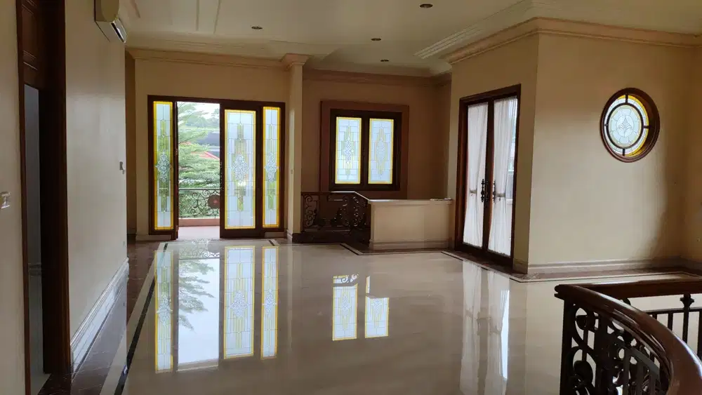 Sewa Rumah Pondok Indah 650 m2 Dekat JIS Tampung 8 Mobil 700 Juta/Thn