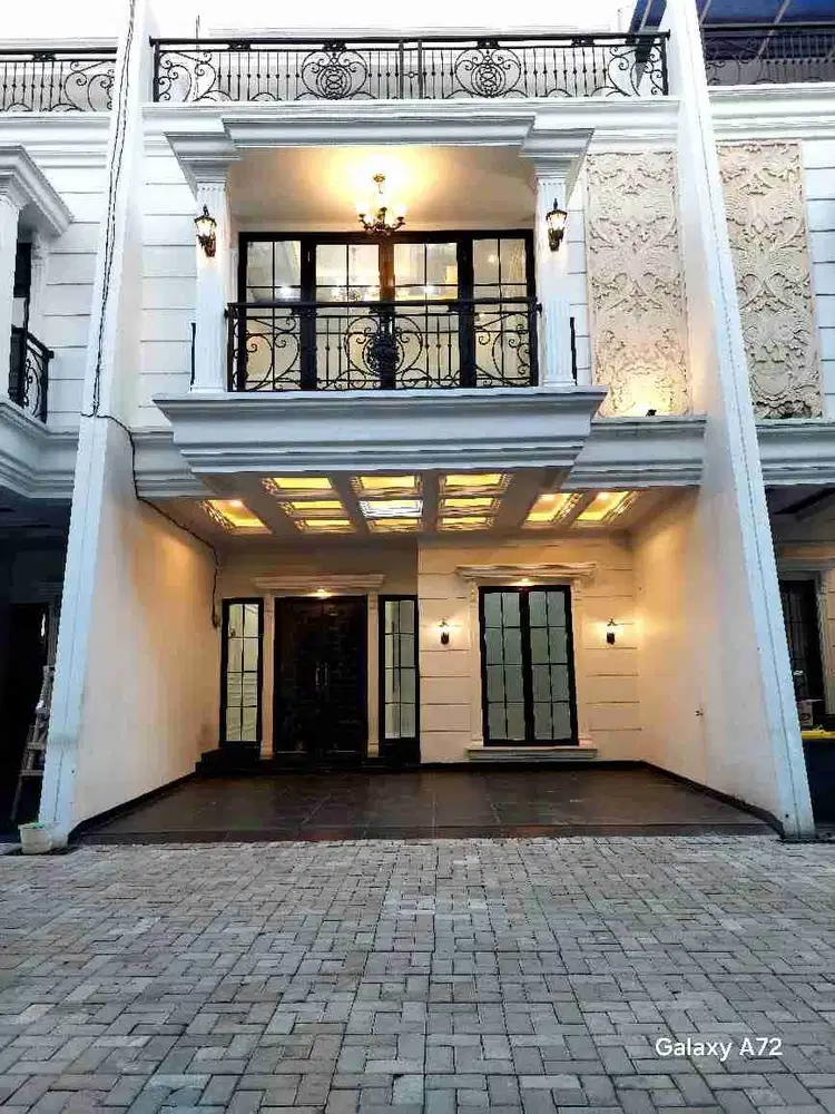 RUMAH 3 LANTAI DEKAT STASIUN KRL LENTENG AGUNG JAKARTA SELATAN