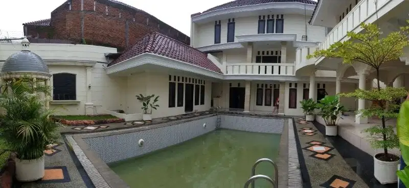 rumah mewah luas 550 ada kolam renang dekat raya suhat siap huni