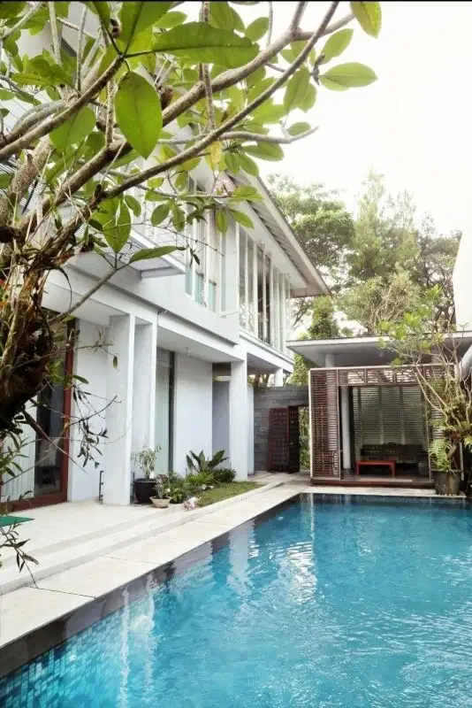 rumah mewah perum elite riverside dekat hotel harris ada kolamnya