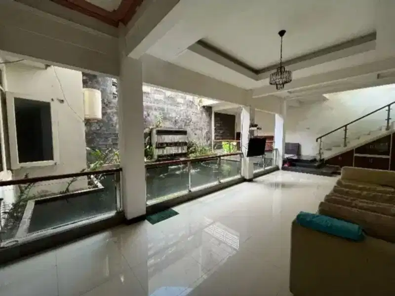 rumah mewah permata jingga suhat ada kolam dekat kampus UB