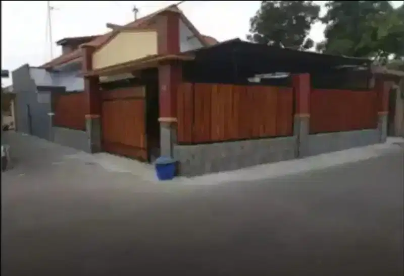 rumah besar luas 241 di jl sutoyo dekat hotel santika dan savana