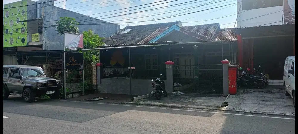 Rumah Besar Poros Jalan Raya Dijual Murah