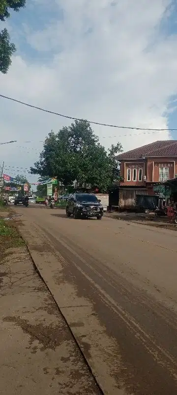 dijual tanah pinggir jln raya Cisauk.