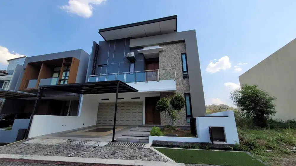 Rumah mewah di Candi Golf Semarang Pemandangan bukit dan Swimming pool