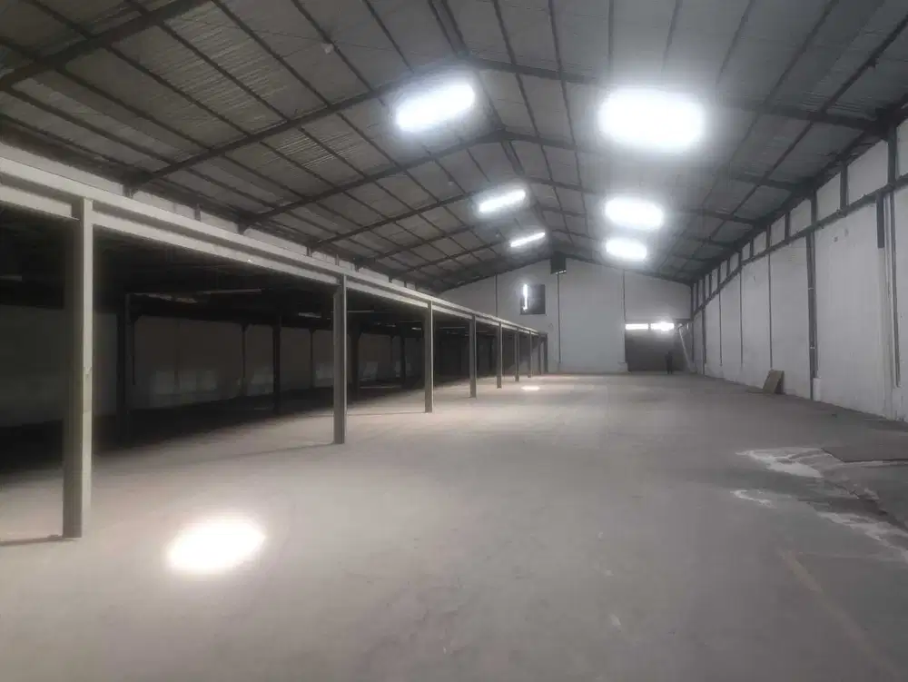 dijual gudang manukan wetan jalan lebar akses kontainer, kondisi bagus