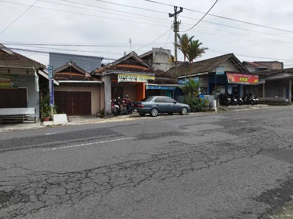 Rumah dan tempat usaha pinggir jalan kaliurang dekat SMP N pakem