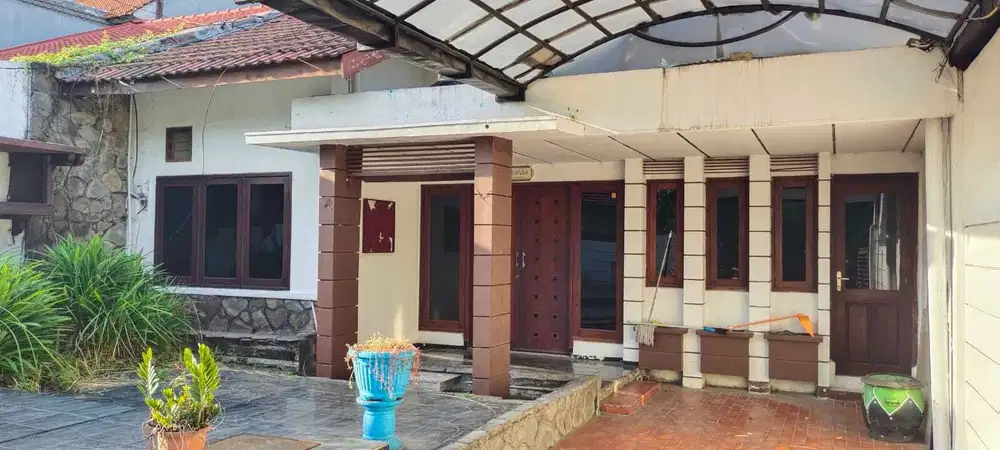 Disewakan Rumah Second Terawat di area dekat Mayjen Sungkono, Surabaya