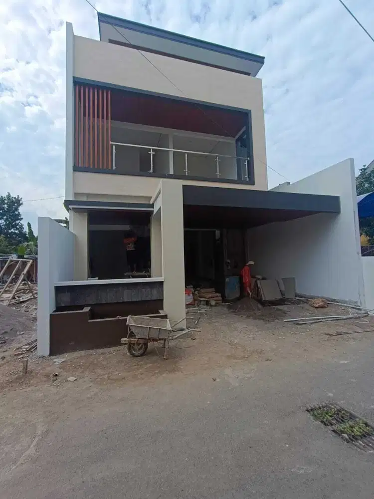 Rumah mewah 2 lantai dengan kolam renang pribadi palagan KM 1