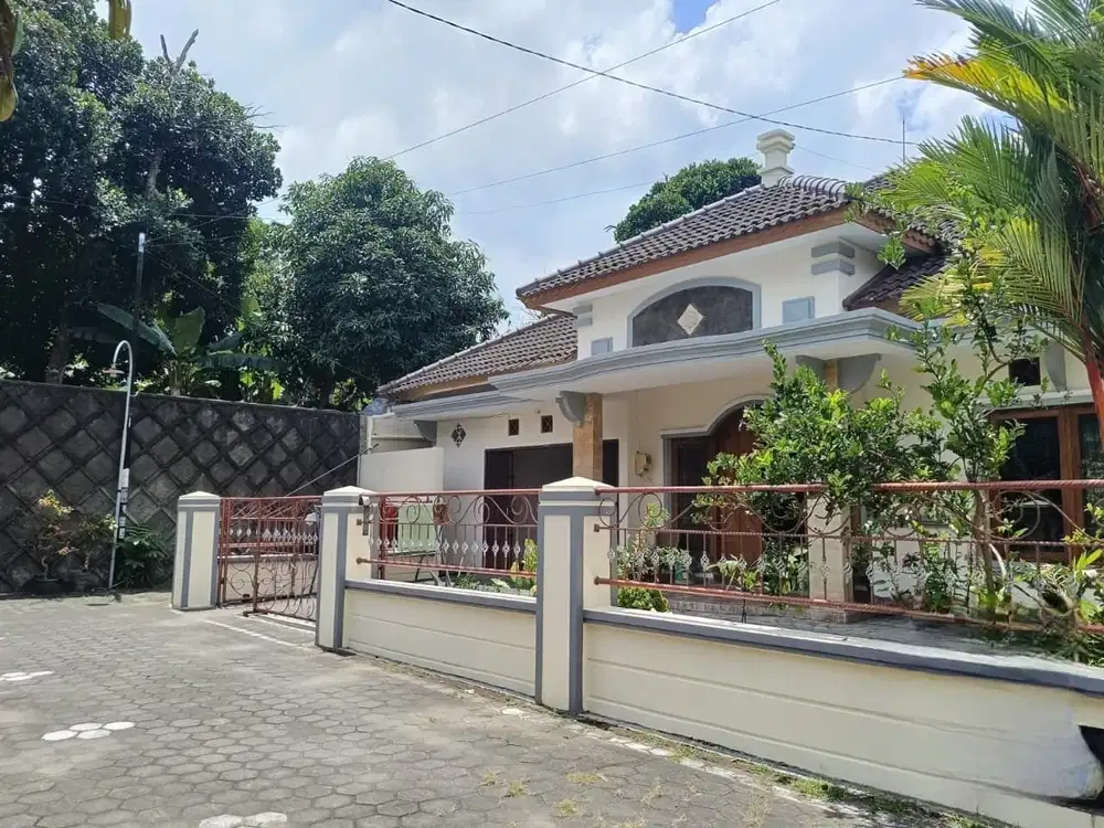 Rumah dengan tanah luas dalam perumahan utara RS condongcatur