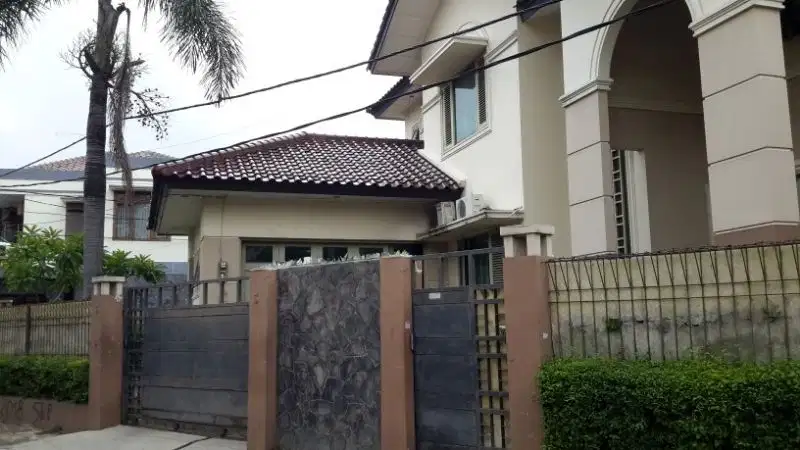 rumah dekat sarana umum huk dan Bisa gudang