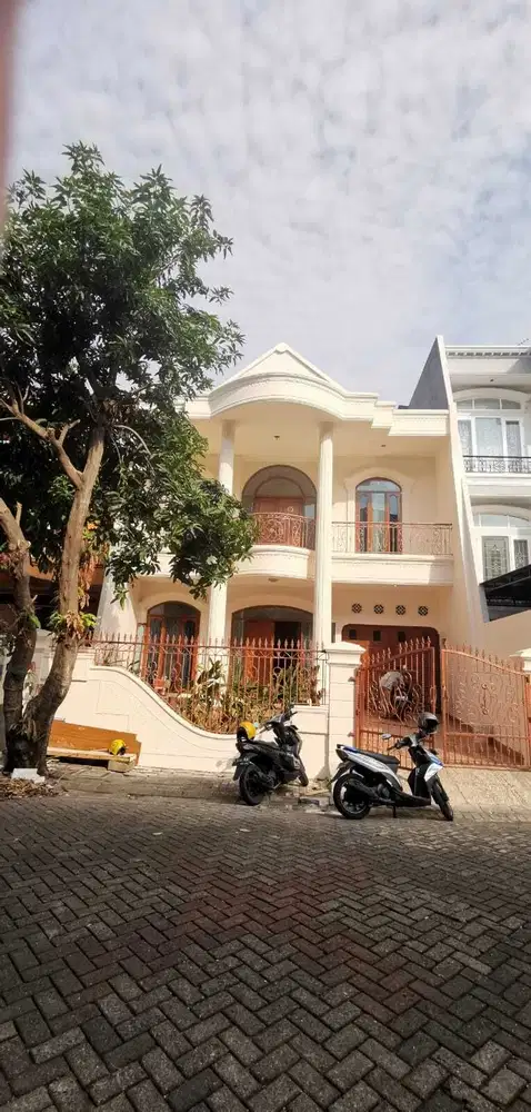 Rumah 2 Lantai Kompleks Eksklusif Vila Gading Indah SHM