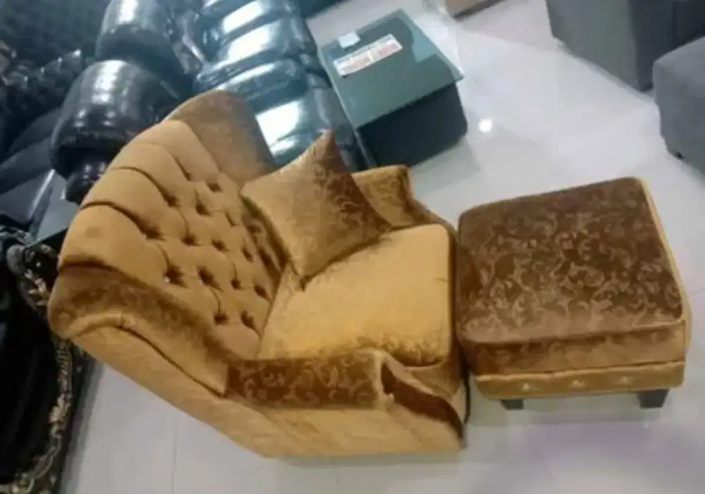 Sofa Retro + Puff (Selonjor)