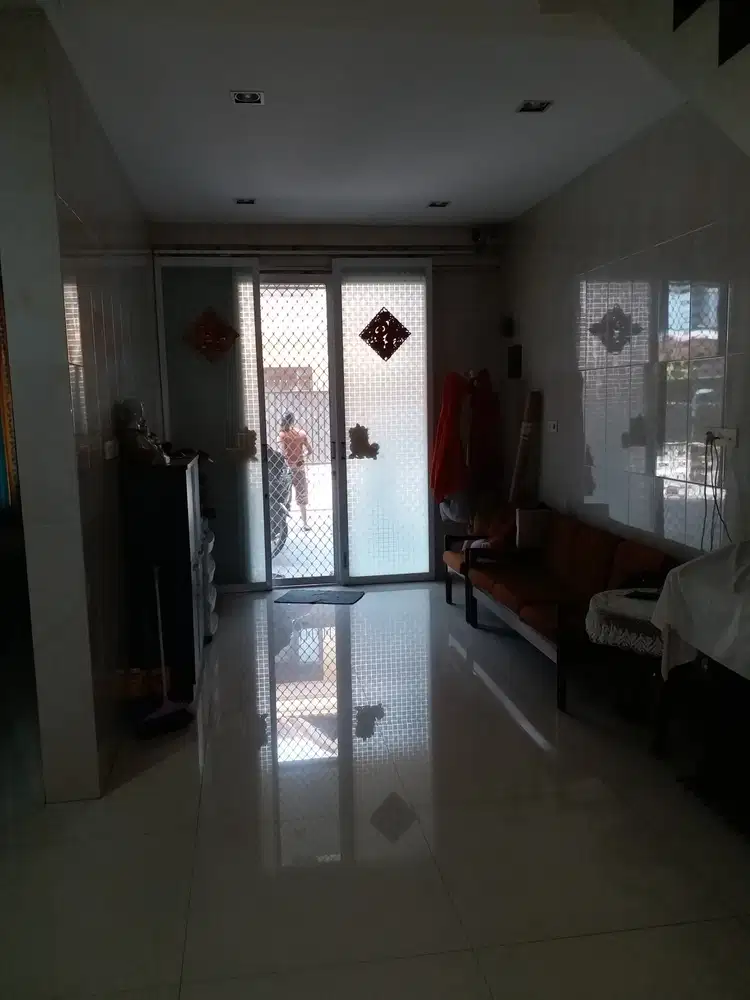 Dijual rumah mewah 3 lantai di Taman Palem jakarta barat