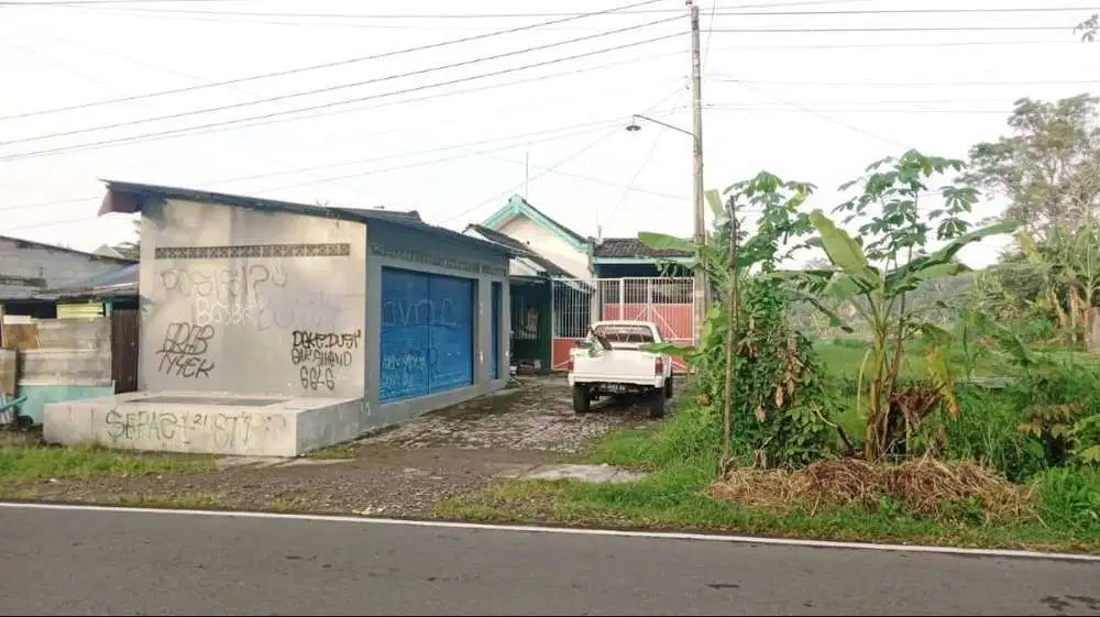 Rumah Asri Pinggir Aspal dengan Kios