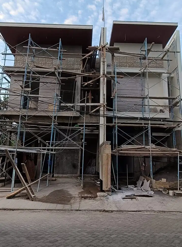 Rumah Baru Murah Di Manyar Row 4 mobil