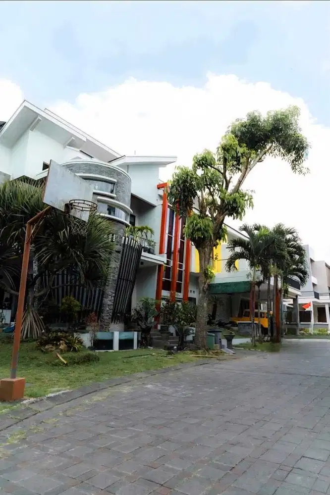 Rumah Mewah Perum Elit Ijen Nirwana