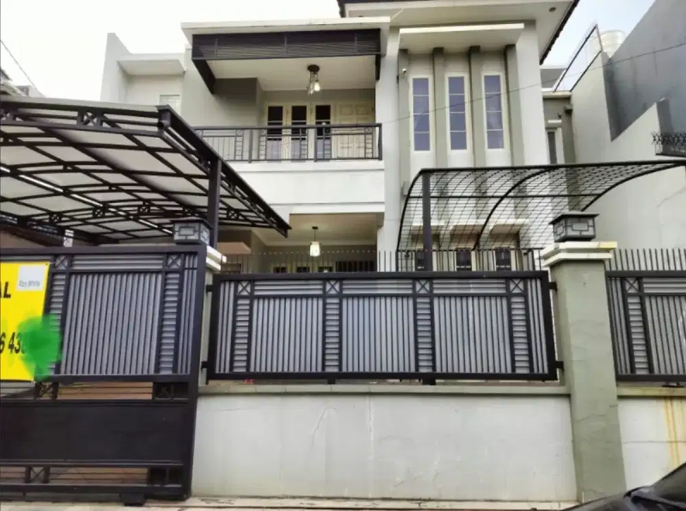 Rumah 2 Lantai Lebar 12m Dekàt Jalur LRT dàn Sdh Renovasi