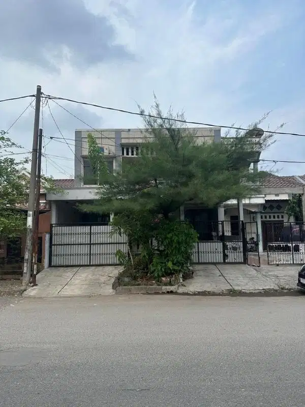 Di jual cepat Rumah 2 lantai di jl Beruang jababeka
