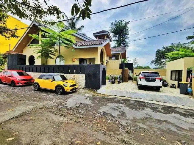 Rumah mewah konsep villa dengan kolam rennag palagan km 11
