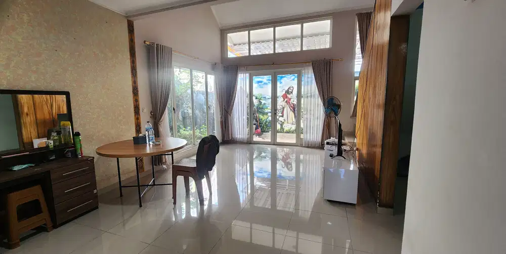 JUAL CEPAT Rumah 2 lantai 10x20 di Suvarna Sutera sudah renov