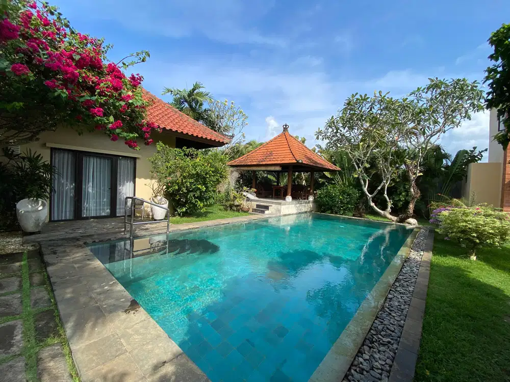 Villa Dengan Gaya Classic Dan Halaman Yang Luas Di Jimbaran Bali