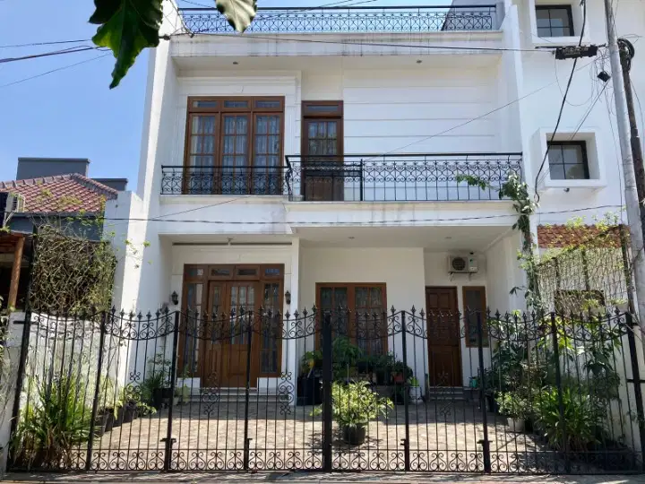 Jual Rumah bagus design classic sayap riau bandung