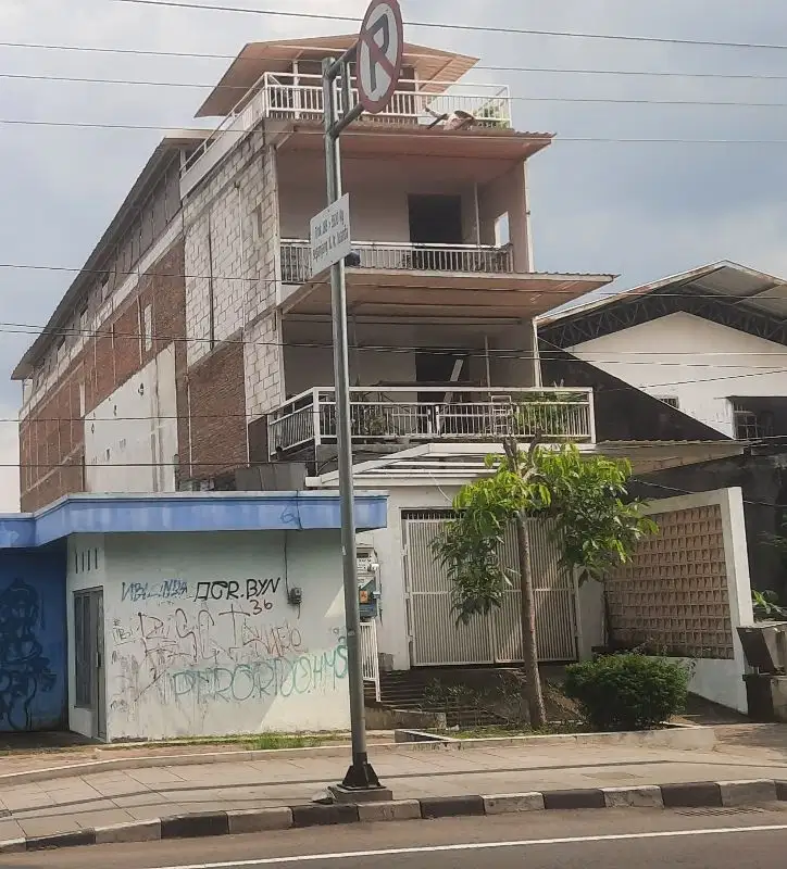 Di jual  3 1/2 lantai pinggir jalan siap pake.