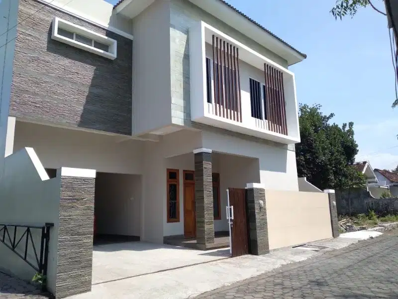 Rumah baru 2 lantai siap huni di maguwoharjo