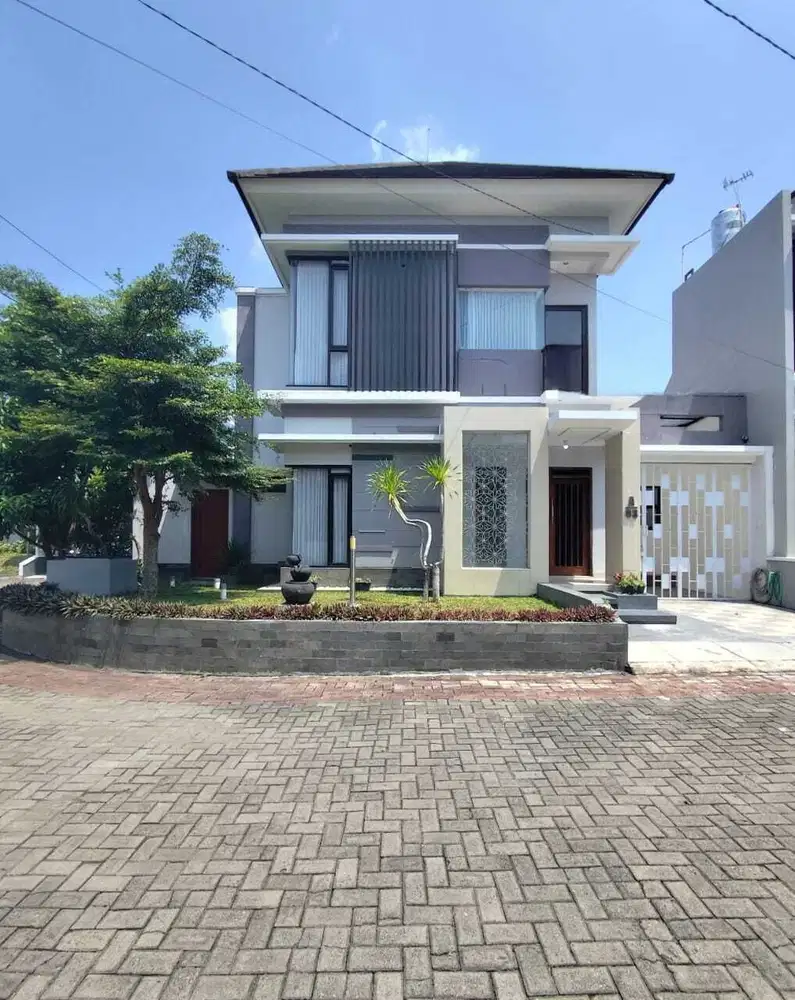 RUMAH MEWAH STRATEGIS 2  LANTAI ISTIMEWA DALAM PERUMAHAN DI JL PALAGAN