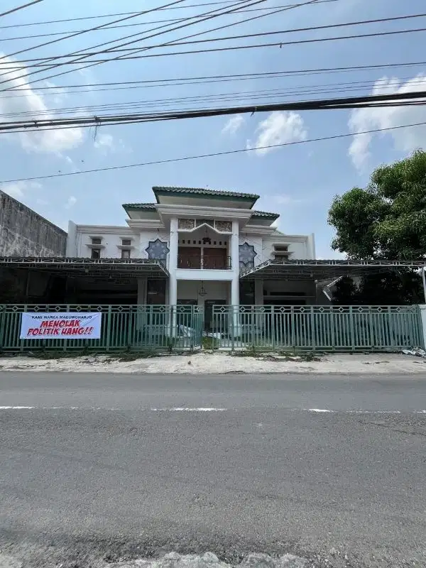 GEDUNG 2 LANTAI STRATEGIS DI JALAN ASPAL UTAMA JALAN SAMBILEGI