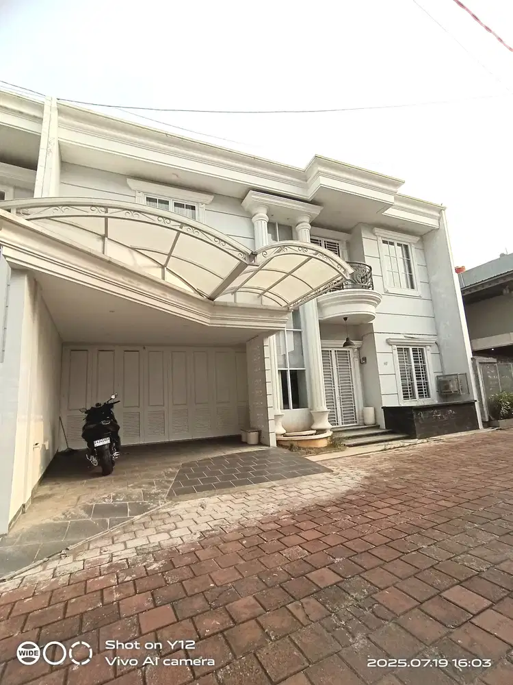 RUmah Mewah Dalam Cluster Pinggir Jalan Raya  Cipayung Jakarta Timu