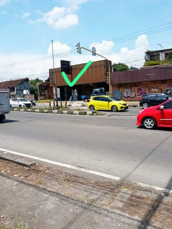 Di jual pinggir jalan raya Kartasura solo