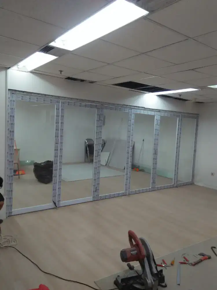 Partisi dan pintu kaca