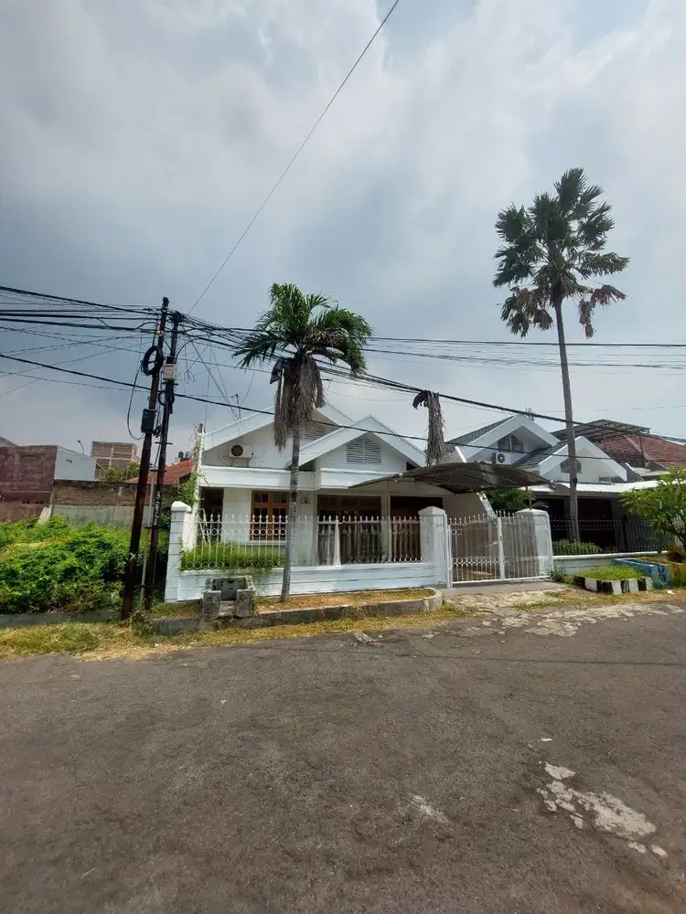Rumah Dharmahusada Indah Utara Siap Huni dkt Pakuwon City Manyar Merr