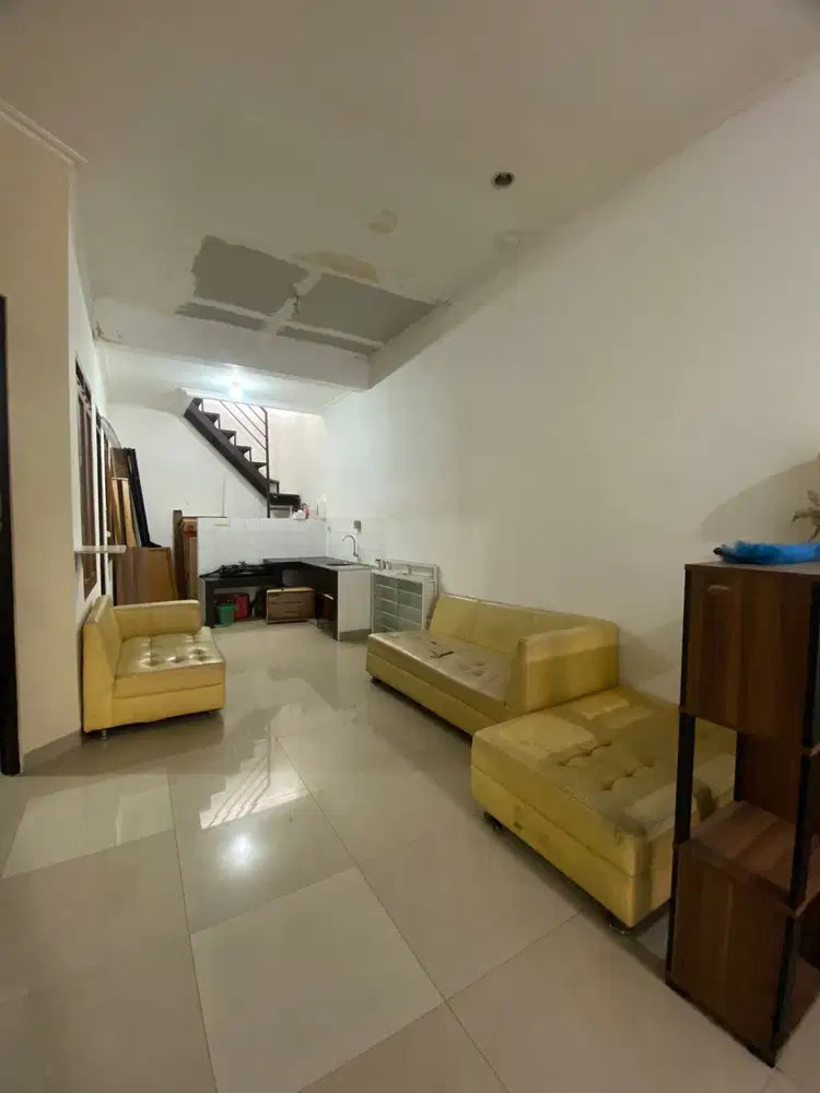 2 M Dijual cepat rumah di kompleks Singgasana Pradana Mekar Wangi